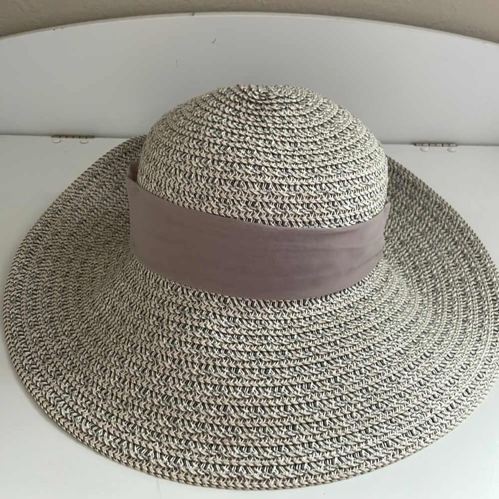 Sun safe Nine West hat. Adjustable